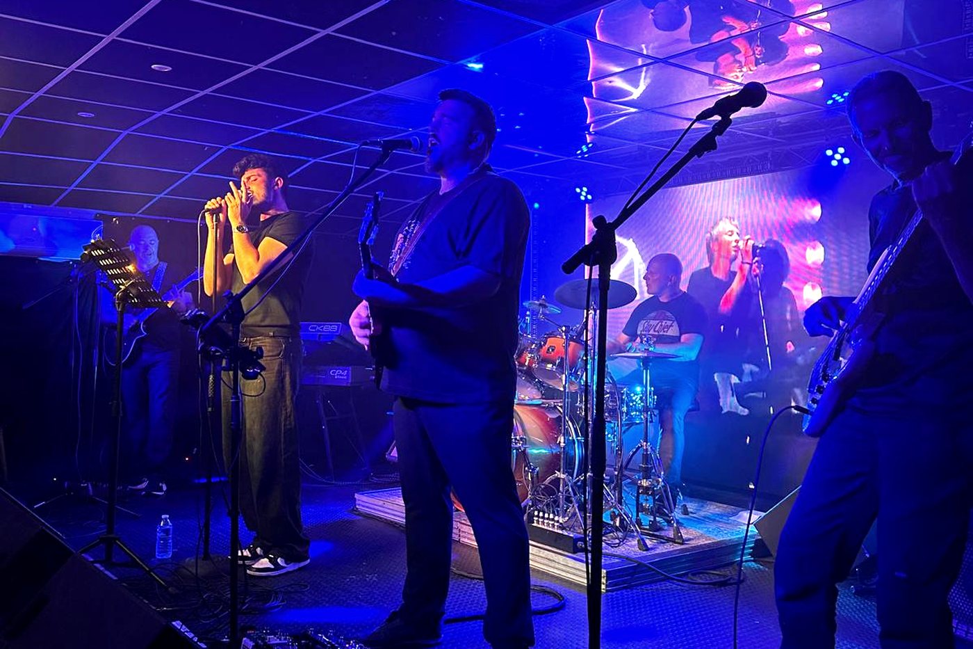 OverDrive en concert : chanteur, guitares, claviers, batterie et basse